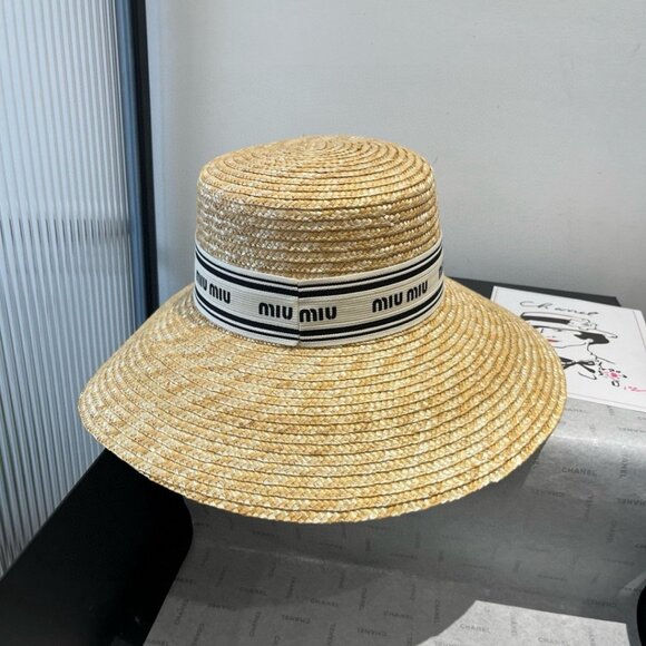 Miumiu's new straw hat - Picture 8 of 9